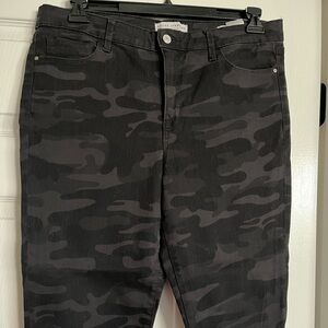 EUC Sanctuary black camo skinny jeans a size 14